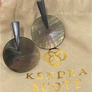 New w/o tag Kendra Scott Jolie drop earring w/black mother of pearl stones